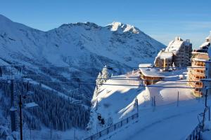 une montagne enneigée avec des bâtiments et une piste de ski dans l'établissement Epicea Avoriaz, three bedroom apartment, 4th floor, 8 to 10 ppl, à Avoriaz