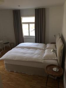 1 dormitorio con 1 cama, ventana y mesa en Achtzimmer, en Würzburg