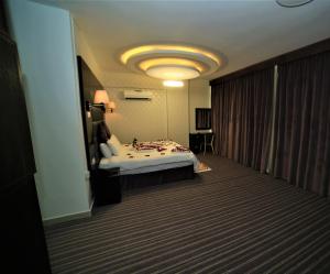 Postel nebo postele na pokoji v ubytování Al Dyafa Hotel Suites