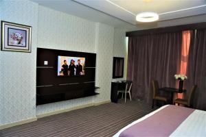 Μια τηλεόραση ή/και κέντρο ψυχαγωγίας στο Al Dyafa Hotel Suites