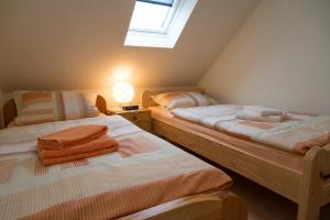 2 Einzelbetten in einem Zimmer mit Fenster in der Unterkunft Ferienhaus Kleine Oase in Varel