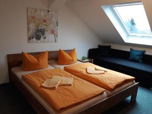 Una cama o camas en una habitación de Gästehaus Heidi