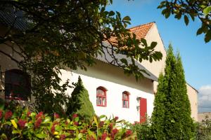Casa blanca con ventanas rojas y árboles en B7 Selfkant, en Selfkant
