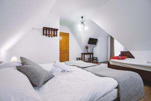 1 dormitorio con 2 camas y escalera en Willa 35 en Leśnica