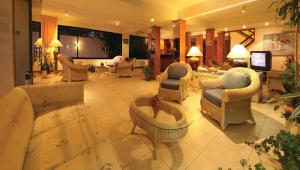 a large living room with chairs and a couch at Hotel Ricadi in Piriápolis