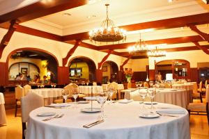 Hotel Austral Bahía Blanca 레스토랑 또는 맛집