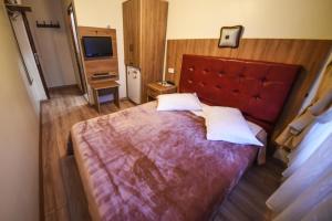 Postel nebo postele na pokoji v ubytování Kosk Hotel Kadikoy