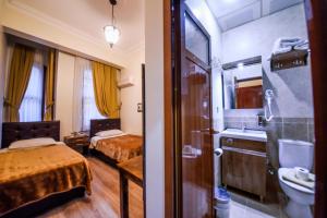 Postel nebo postele na pokoji v ubytování Kosk Hotel Kadikoy
