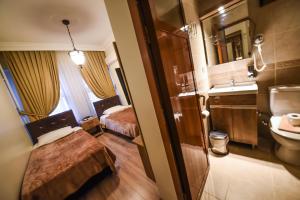 Postel nebo postele na pokoji v ubytování Kosk Hotel Kadikoy