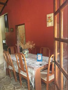 a dining room with a table with chairs and a tableablish at Sítio e Haras Alagoense in Alagoa