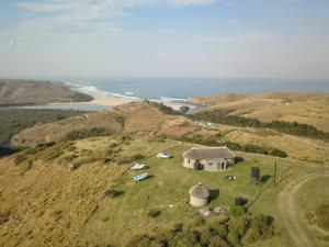 una vista aerea di una casa su una collina vicino all'oceano di Seaview Cottage a Coffee Bay
