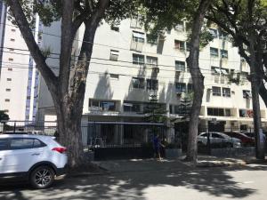 een witte auto geparkeerd voor een gebouw bij BrunoApartamentos Recife - Boa Vista - Apt 508 (temporada) in Recife