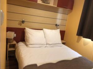 A bed or beds in a room at FLAMANTS ROSES 3