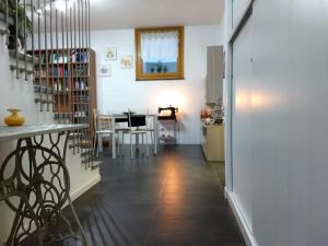 um corredor com uma sala de jantar e uma cozinha com uma mesa em Maison Beauregard em Aosta