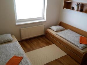 Postel nebo postele na pokoji v ubytování APARTMÁN SLAVKOV home & parking