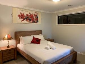 Кровать или кровати в номере Apple House Truganina