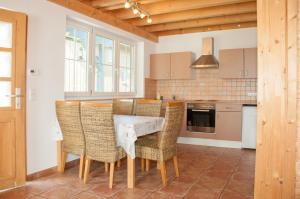 cocina con mesa y sillas en una habitación en Hagwaldhof, en Niederhofen