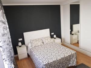 Ένα ή περισσότερα κρεβάτια σε δωμάτιο στο Piso en O Grove +2 φωτογραφίες