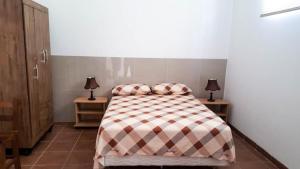 1 dormitorio con 1 cama con 2 almohadas en City Lodge Apart, en Santa Cruz de la Sierra