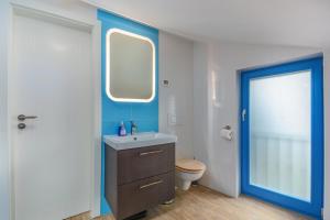 ein Badezimmer mit Waschbecken und Toilette und einem Fenster in der Unterkunft Dajla 66 in Dajla + 12 Fotos