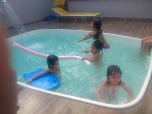 a group of children playing in a swimming pool at RESIDENCIAL CANTINHO PANTANEIRO in Itapoa