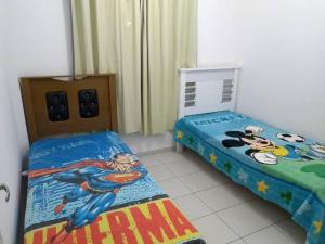 two beds in a room with a superman bedroom at Natal RN Apartamento in Parnamirim