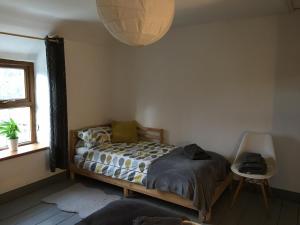 un dormitorio con una cama y una ventana en No21 Hop to Zipworld, en Bethesda 10 fotos más