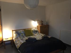 Un dormitorio con una cama con una almohada amarilla. en No21 Hop to Zipworld, en Bethesda