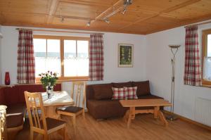 ein Wohnzimmer mit einer Couch und einem Tisch in der Unterkunft Apart Lorenz in Häselgehr