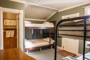 Двухъярусная кровать или двухъярусные кровати в номере The Hostel California