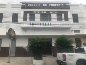 ein weißer LKW, der vor einem Hotel parkt in der Unterkunft Excelsior Hotel in Caxias das Aldeias Altas