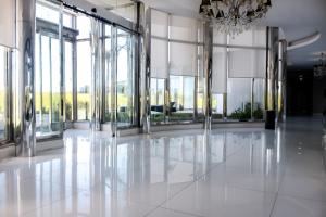 a lobby with glass doors and a chandelier at Azure Punta Executive in Punta del Este +81 photos