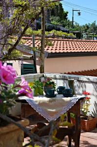 - une table avec deux tasses et des fleurs dans l'établissement Casa Cecilia, à Ravello