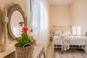 Postel nebo postele na pokoji v ubytování Lindos Luxury Retro Villas + 37 fotografií