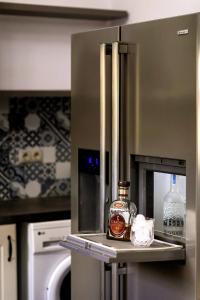 una bottiglia di whisky su uno scaffale in cucina di Lindos Luxury Retro Villas a Líndos
