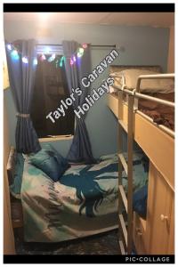 インゴールドメルズにあるTaylor’s Caravan Butlins Skegness 8 berthのベッドルーム1室(二段ベッド付)
