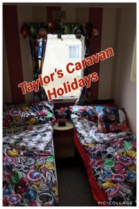 インゴールドメルズにあるTaylor’s Caravan Butlins Skegness 8 berthのテイラーズキャラバンホリデーという言葉を用いた2ベッドの部屋です。