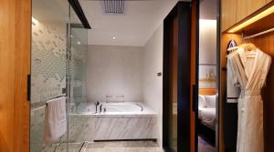 Ванная комната в Hampton by Hilton Guangzhou Tianhe Sports Center-Free Shuttle Bus to Exhibition During Canton Fair Period