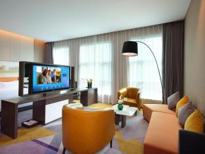 Телевизор и/или развлекательный центр в Hampton by Hilton Guangzhou Tianhe Sports Center-Free Shuttle Bus to Exhibition During Canton Fair Period