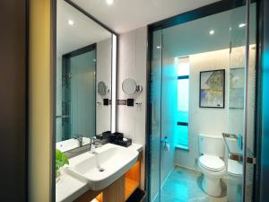 Ванная комната в Hampton by Hilton Guangzhou Tianhe Sports Center-Free Shuttle Bus to Exhibition During Canton Fair Period