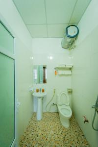 
a bathroom with a toilet and a sink at Lam Tung Hotel in Dồng Văn
