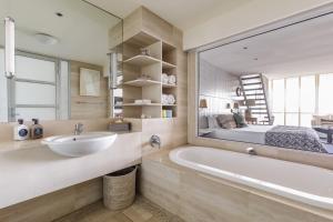 Postel nebo postele na pokoji v ubytování Watsons Bay Boutique Hotel + 37 fotografií