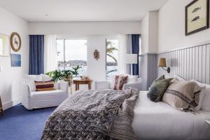 En eller flere senge i et værelse på Watsons Bay Boutique Hotel