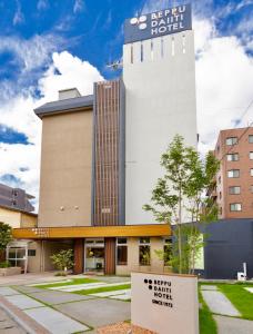 un edificio con una señal delante de él en Beppu Daiiti Hotel en Beppu