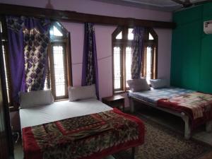 Postel nebo postele na pokoji v ubytování Kashi Annapurna Guest House