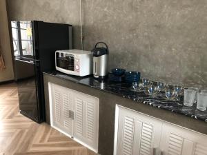 Kuchyň nebo kuchyňský kout v ubytování The Beaf Home Khaokho