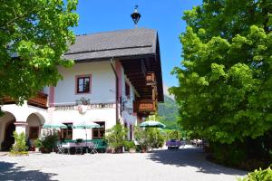 Ein Gebäude mit einem Vogel oben drauf. in der Unterkunft Seehotel Huber in Sankt Gilgen