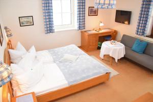 Postel nebo postele na pokoji v ubytování Seehotel Huber