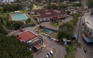 an overhead view of a city with a parking lot at Hotel Seri Malaysia Alor Setar in Alor Setar
