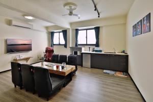 an office with a table and chairs in a room at 幸福滿屋 台南6人至40人包棟包層民宿 中西區花園 夜市附近住宿3分鐘 in Tainan